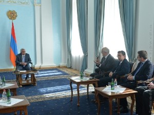Саргсян обсудил со специалистами реформы в сфере коммуникации