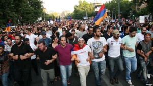 Среди задержанных после разгона демонстрации в Ереване есть журналисты