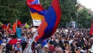На проспекте Баграмяна в Ереване тысячи митингующих