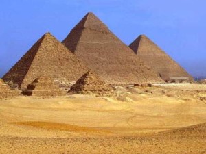 Древнеегипетские пирамиды сместились на юг
