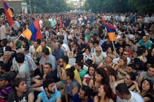 Напряженная обстановка на пр. Баграмяна: протестующие сели на асфальт и настаивают на требованиях