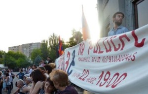 Активисты начали шествие к резиденции президента.