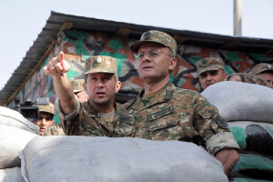 Министры обороны двух армянских государств посетили опорные пункты границы Арцаха