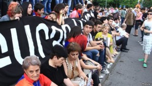 Полиция Армении пригрозила участникам акции