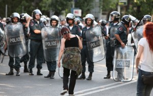 Полиция Армении угрожает манифестантам