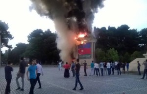 В Сумгаите сгорел стенд с фото Гейдара Алиева