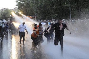 В Ереване начали укреплять баррикады у резиденции президента: Онлайн-трансляция