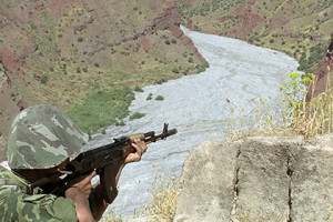 В Таджикистане трое российских военных сорвались в реку