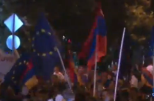 Демонстранты отобрали у Паруйра Айрикяна флаги Евросоюза