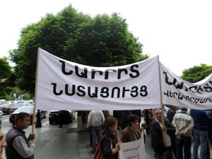 Наиритовцы перекрыли проспект Багратуняц в Ереване, люди требуют свои зарплаты