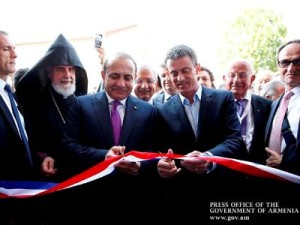 Премьер-министры Армении и Франции открыли армянский лицей в Альфорвиле
