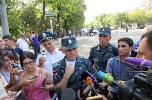 Полиция Армении оставляет освобождение проспекта Баграмяна на трезвом подходе демонстрантов
