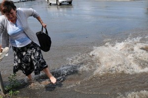 Еще один канализационный «фонтан» забил в России: затопило в центре Екатеринбурга