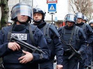 Неизвестный взял в заложники десять человек в магазине под Парижем