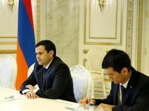 Премьер Армении принял новоназначенного посла Туркменистана