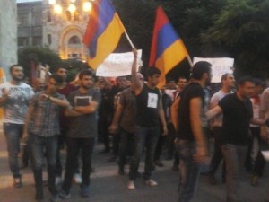 В Ереване активисты «Нет грабежу» начали шествие к Генпрокуратуре