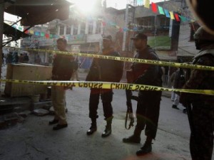 Двое полицейских и женщина погибли при атаке на конвой в Пакистане