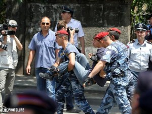 Полиция в Ереване незаконно задерживает митингующих