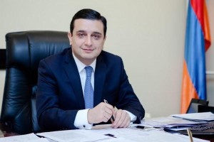 Армянский министр ездит на работу в метро