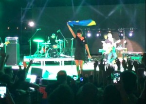 Земфира развернула украинский флаг на концерте в Тбилиси