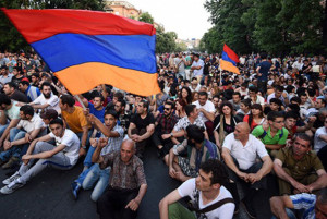 Демонстранты начали шествие оповещения в центре Еревана