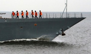 Российские моряки спрыгнули с борта ракетного крейсера «Москва» в Средиземное море