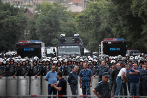 Полиция Армении препятствует продвижению митингующих
