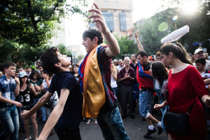 В протестных акциях в Ереване были заинтересованы властные силы?