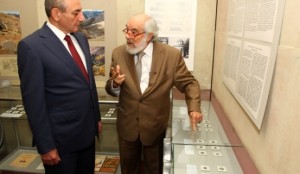 Арутюн Торосян передал в дар НКР эксклюзивную коллекцию армянских монет