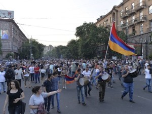 На площади Республики в Ереване продолжается акция протеста