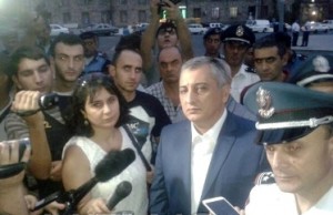 Акция протеста в Ереване: Полицейский публично не попросит прощения