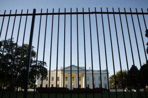 В Вашингтоне задержали пытавшуюся проникнуть в Белый дом женщину
