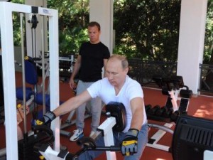Соцсети высмеяли совместный поход Путина и Медведева в «качалку»