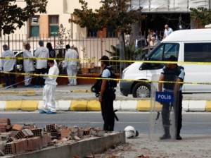 Курды взорвали трактор у полицейского участка в Турции