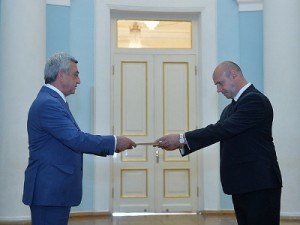 Посол Беларуси вручил верительные грамоты президенту Армении