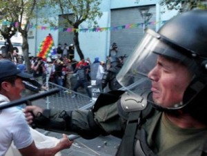 В столице Эквадора 16 полицейских пострадали в столкновениях с участниками акций протеста