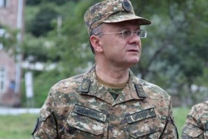 Глава Минобороны Армении проверяет укрепительные сооружения на границе