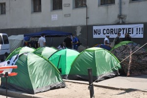 В Кишиневе снесли палаточный лагерь протестующих против роста тарифов
