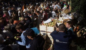 Яблоко раздора: В Петербурге во время раздачи освященных яблок произошла массовая давка