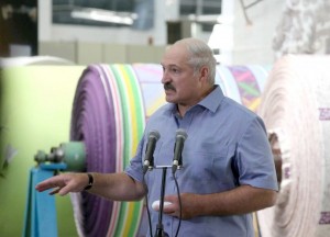 Лукашенко призвал белорусов отказаться от дырявых штанов