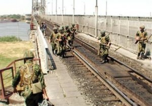Российские войска расчищают железную дорогу в Абхазии
