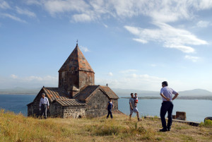 Lenta.ru предлагает побывать на лучших озерах мира, в том числе – на Севане