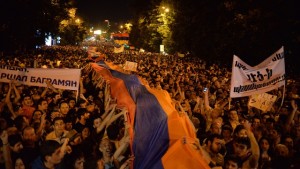 Опрос: 90% граждан Армении не считают митинги на Баграмяна проектом Запада
