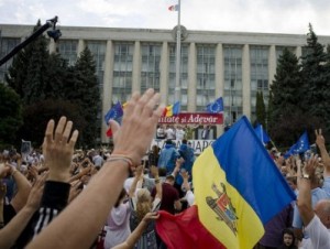 Протестующие в Молдавии сняли требование об отставке президента после встречи с ним