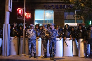 Полиция Еревана потребовала освободить проспект Баграмяна до утра