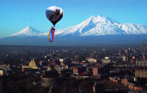 Первый армянский флаг третьей республики подняли русские над Ереваном