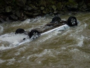 Столкнулись «Опель» и «ВАЗ – 2106» - одна из машин оказалась в реке