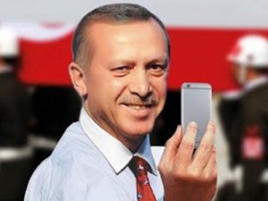 В турецком журнале прошли обыски после публикации «селфи» Эрдогана с гробом