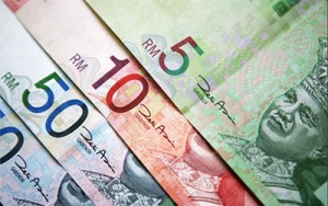 В Казахстане обвал тенге и дефицит валюты в обменных пунктах