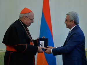 Папа Римский Франциск наградил президента Армении Золотой медалью